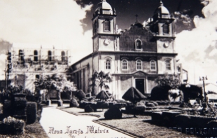 Igreja NS dos Prazeres (Matriz) e construção da Nova Igreja Matriz, em 1947. (Acervo MIS-I – Museu da Imagem e do Som de Itapetininga).